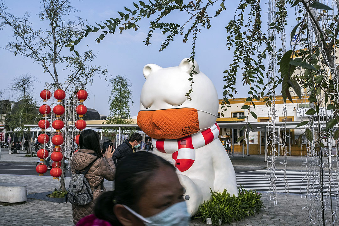 2020年3月16日，台湾嘉义车站外的白熊戴上口罩，游人拍照留念。