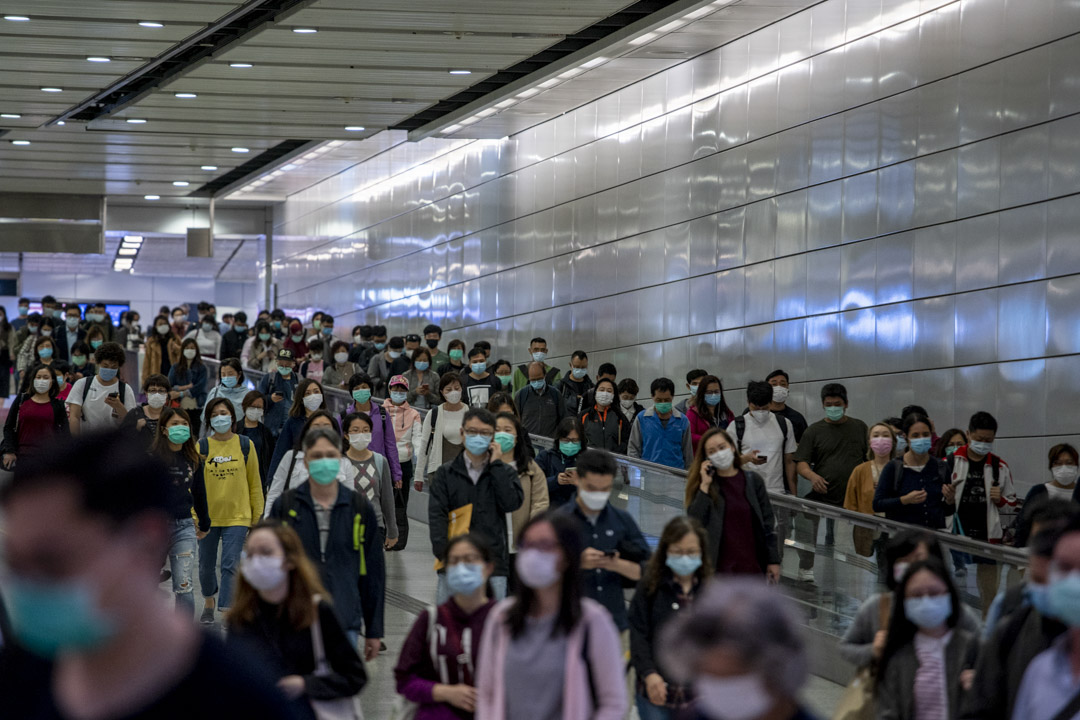 2020年4月2日，香港站下班人士大都戴上了口罩。