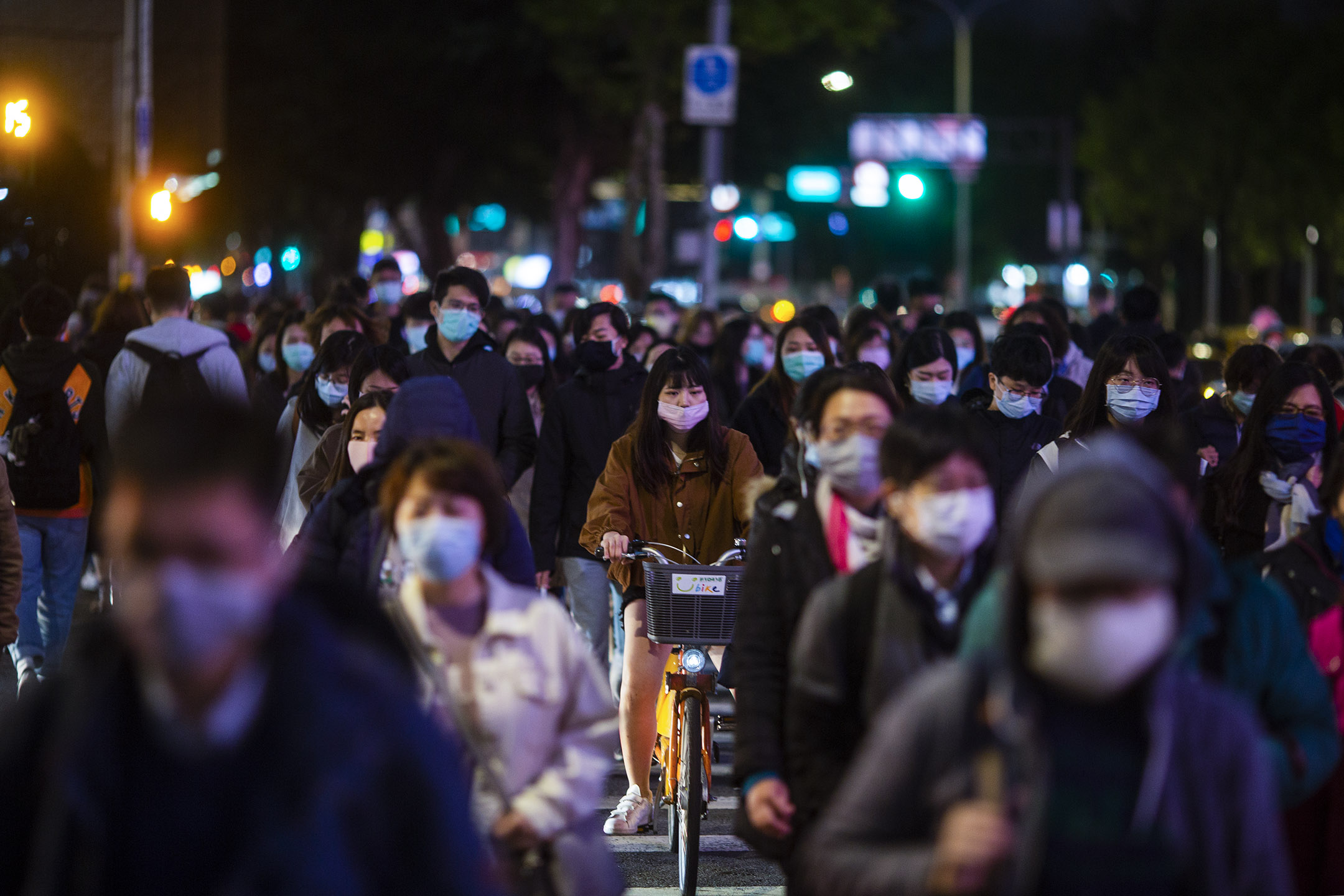 2020年4月7日，台北下班的市民戴上口罩走过马路。