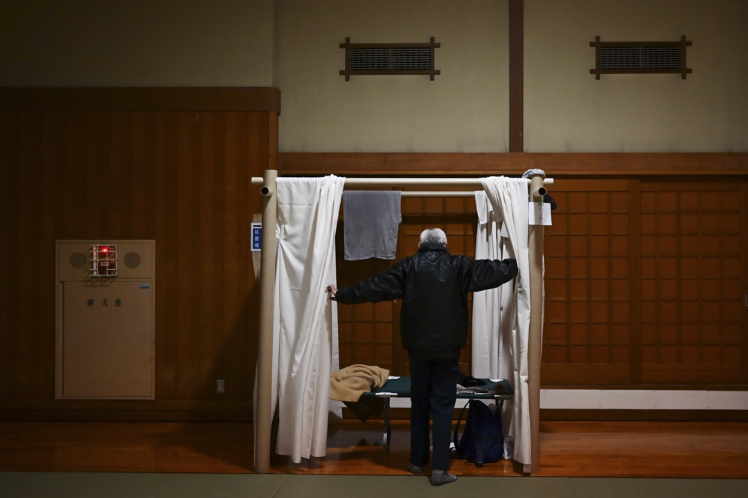 2020年4月13日，日本神奈川县政府安排一些无家可归的人在柔道体育馆休息。