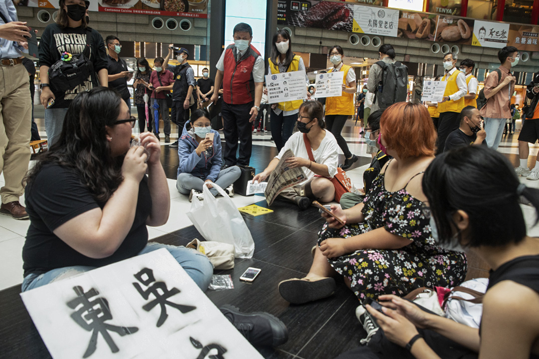 2020年5月23日，市民在台北車站大堂靜坐。