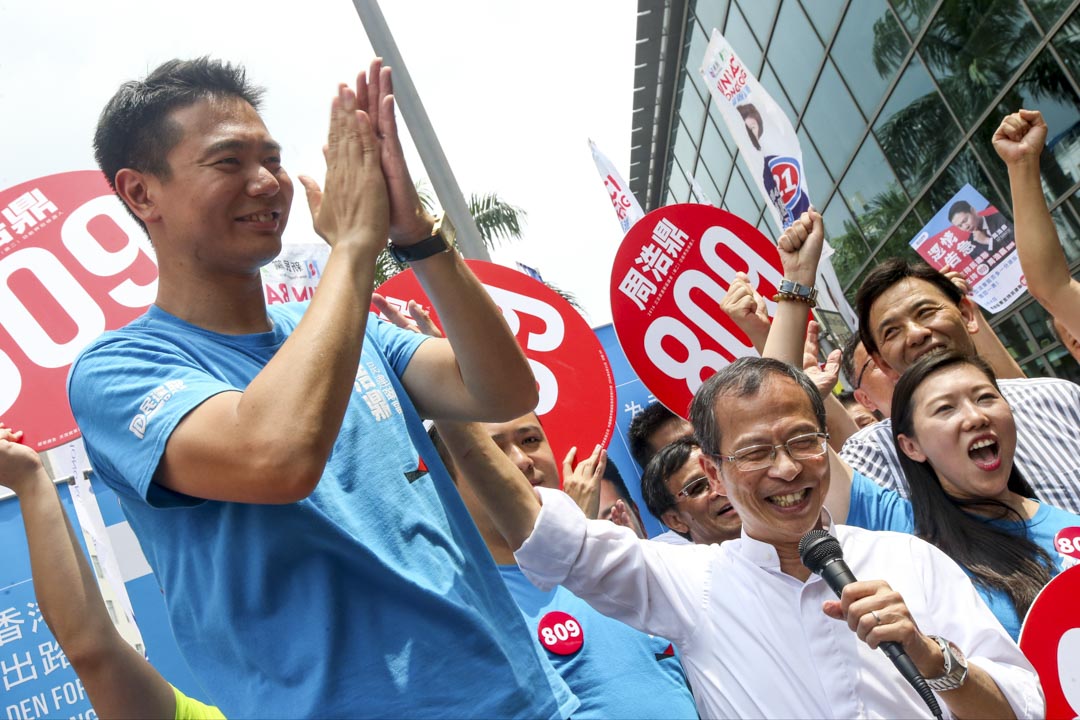 2016年9月4日，立法會選舉投票日，民建聯超區候選人周浩鼎與曾鈺成一起在大圍地鐵站外拉票。