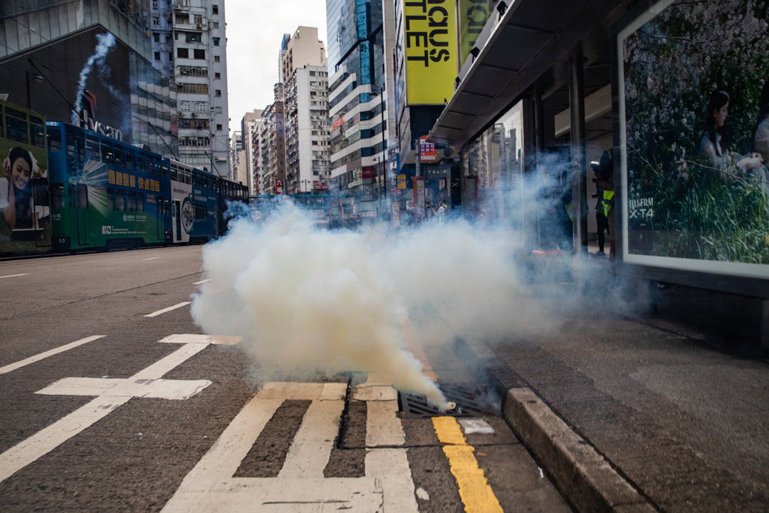 2020年5月24日，市民在香港島一帶發起反對國安法及國歌法遊行，防暴警以催淚彈驅散。攝：陳焯煇/端傳媒