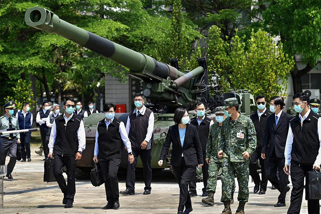 2020年4月9日，台湾总统蔡英文在台南的一个军事基地，戴着口罩与官员和军人一起参观。