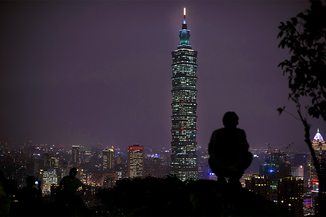 2016年1月7日台北，一个人在象山的石上观看夜景。