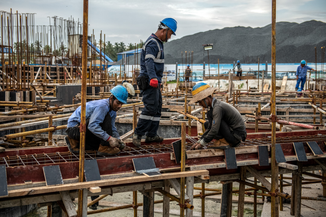 2019年12月13日，胡鲁馬累上一個由中國建築公司投資的基建項目，建築工人正在工作。