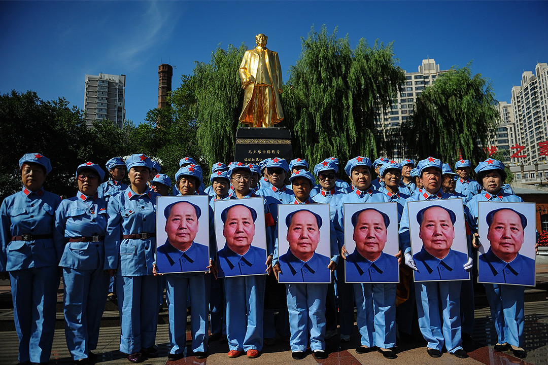 2019年9月9日中國哈爾濱，毛澤東逝世43週年，民眾於雕塑前表示敬意。