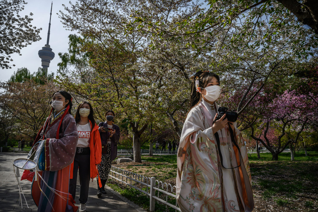 2020年4月5日，北京一个公园里，穿著古装的女子正在拍照。