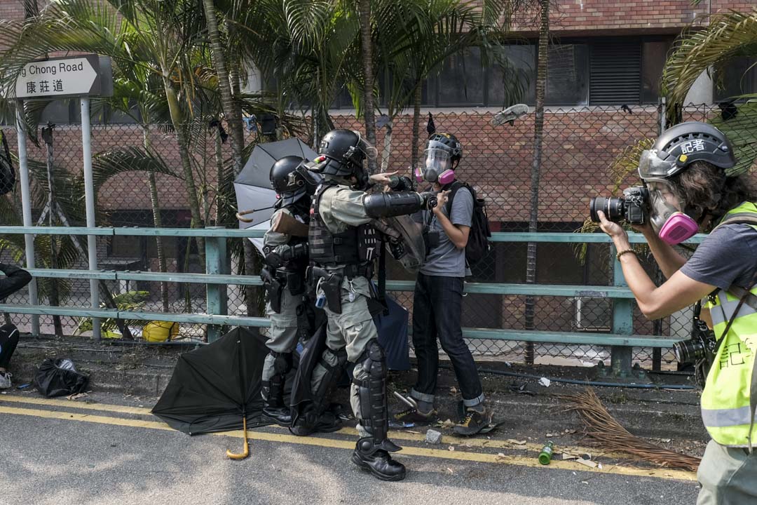 2019年11月18日，摄影记者郑子峰在理工大学外的采访现场被警察阻止拍摄。