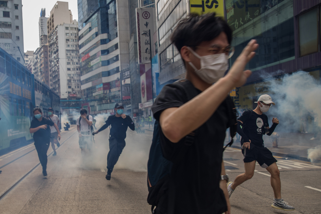 2020年5月24日，銅鑼灣，全國人大為香港制定《港區國安法》的草案，加上香港立法會就《國歌法條例草案》進行二讀辯論，網民遂發起遊行示威，警方釋放催淚彈，驅散聚集的市民。