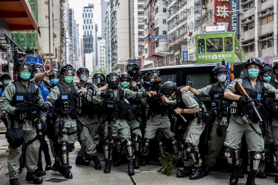 2020年5月24日，市民在香港島一帶發起反對國安法及國歌法遊行，防暴警察向示威者發射象膠子彈。