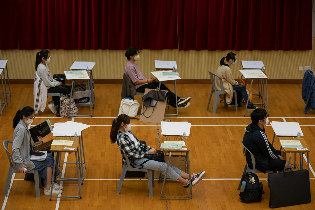 2020年4月24日，香港中學文憑考試（DES）考場，學生戴口罩、保持較大間距答題。