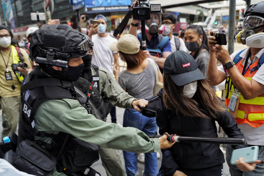 2020年5月27日，中環防暴警察制服市民。