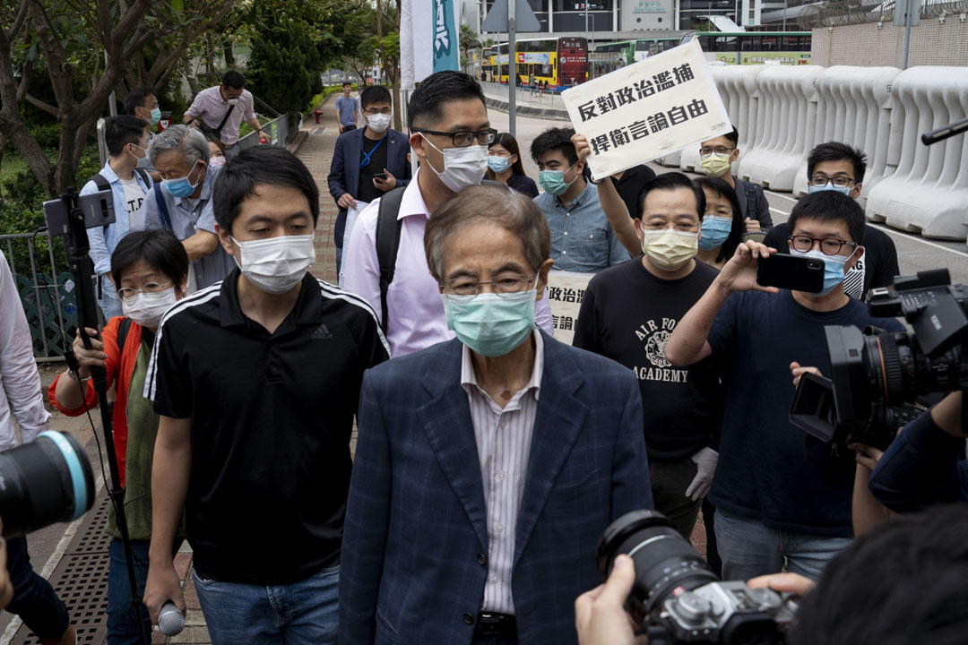 2020年4月18日，警方拘捕15名民主派人士，其中一名被捕人、民主党创党主席李柱铭于下午近5时，获准以1000元保释离开中区警署。