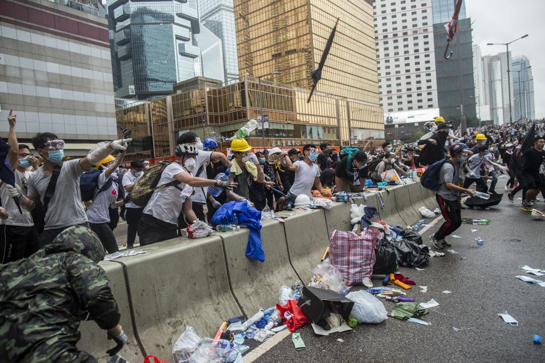 2019年6月12日，大批香港市民占领金钟立法会和政府总部附近的街道。