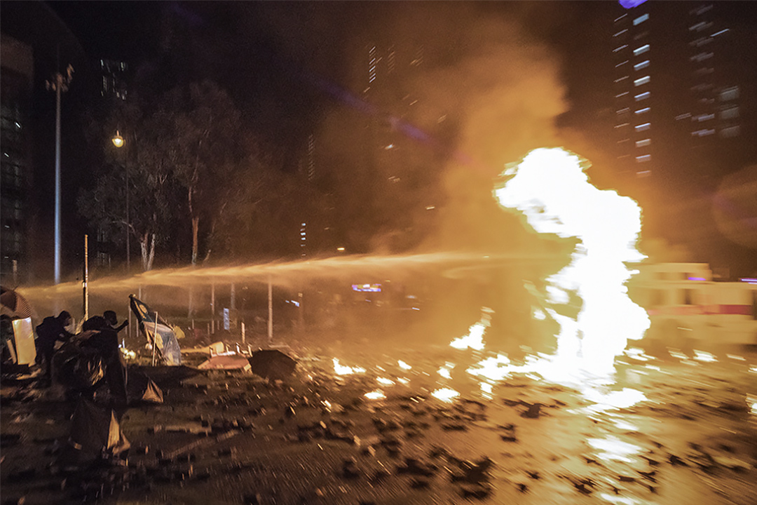 2019年11月18日香港理工大学，警方施放催泪弹及使用水砲车驱散示威者。