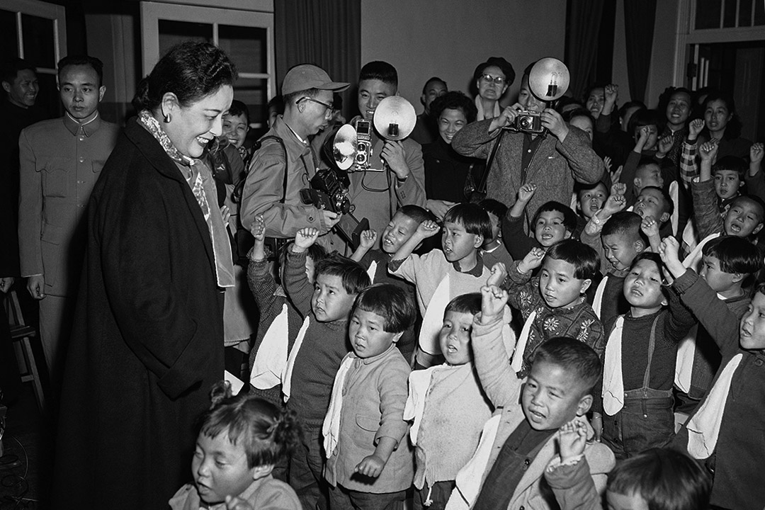 1955年1月29日，蒋介石夫人参观一所孤儿院，这些孤儿由中国被转移到台湾。