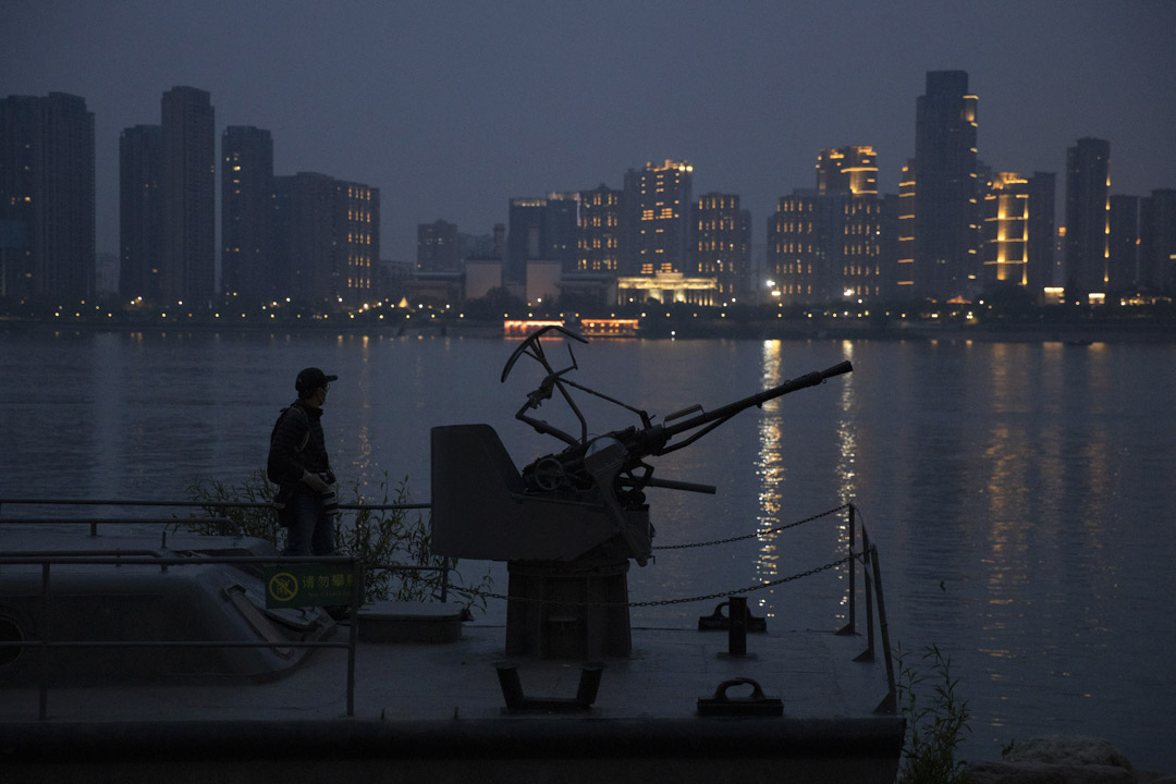 2020年4月5日，武汉一位居民从船上俯瞰著长江。