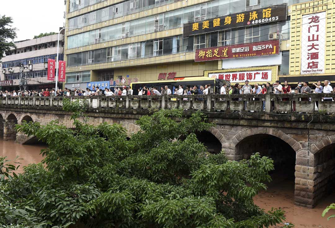 2020年6月22日，重庆暴雨后，人们观看自1940年以来最高的水位。