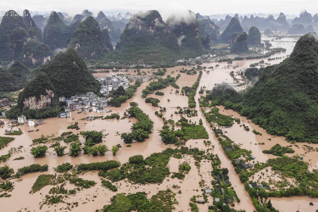 2020年6月7日，大雨导致广西南部阳朔洪水泛滥，淹没大量街道和建筑物。