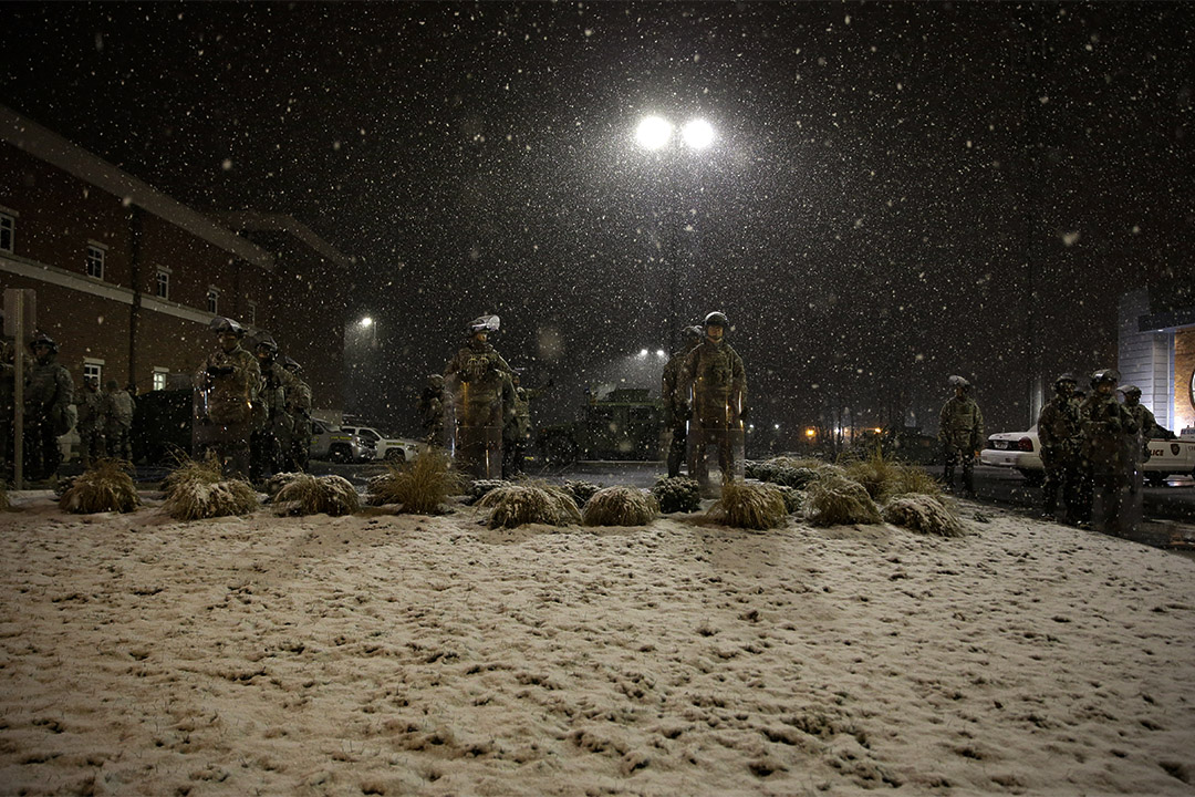 2014年11月26日密蘇里州弗格森市，弗格森警察局外面下起大雪。