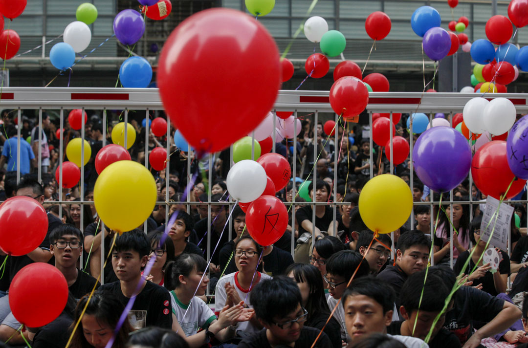 2012年9月8日，反对国民教育科的示威者在政府总部外高举气球。