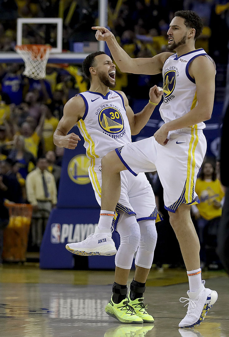 2019年5月8日，金州勇士隊的Stephen Curry和Klay Thompson在奧克蘭對陣侯斯頓火箭隊。