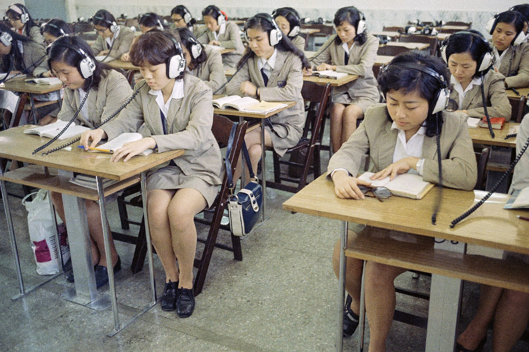 1972年4月台北，一所女子商业学院的学生在上课。