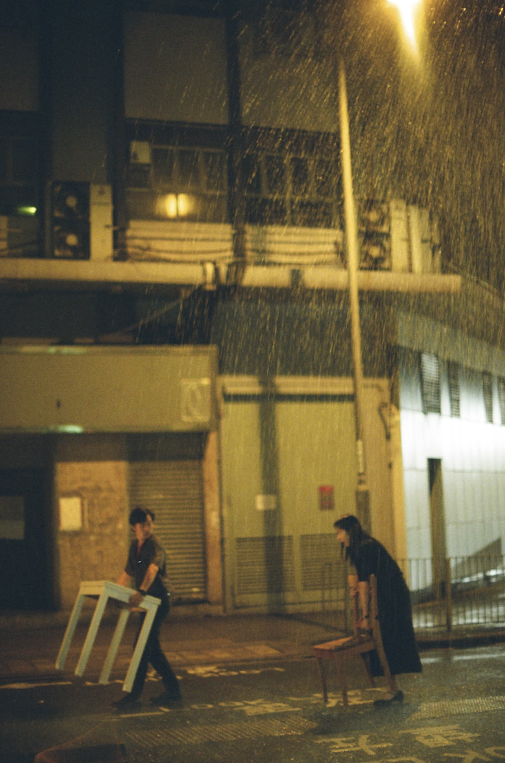 《避雨》剧照。