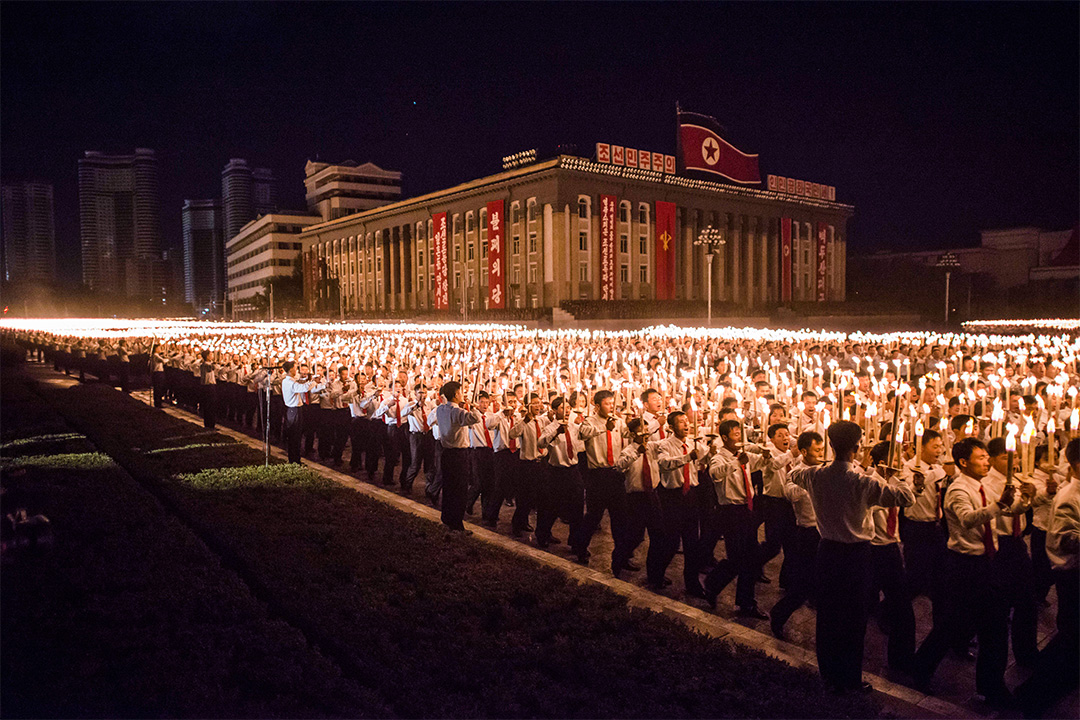 2015年10月10日北韓，志願者參加了平壤舉行的火炬表演紀念勞動黨成立70週年。