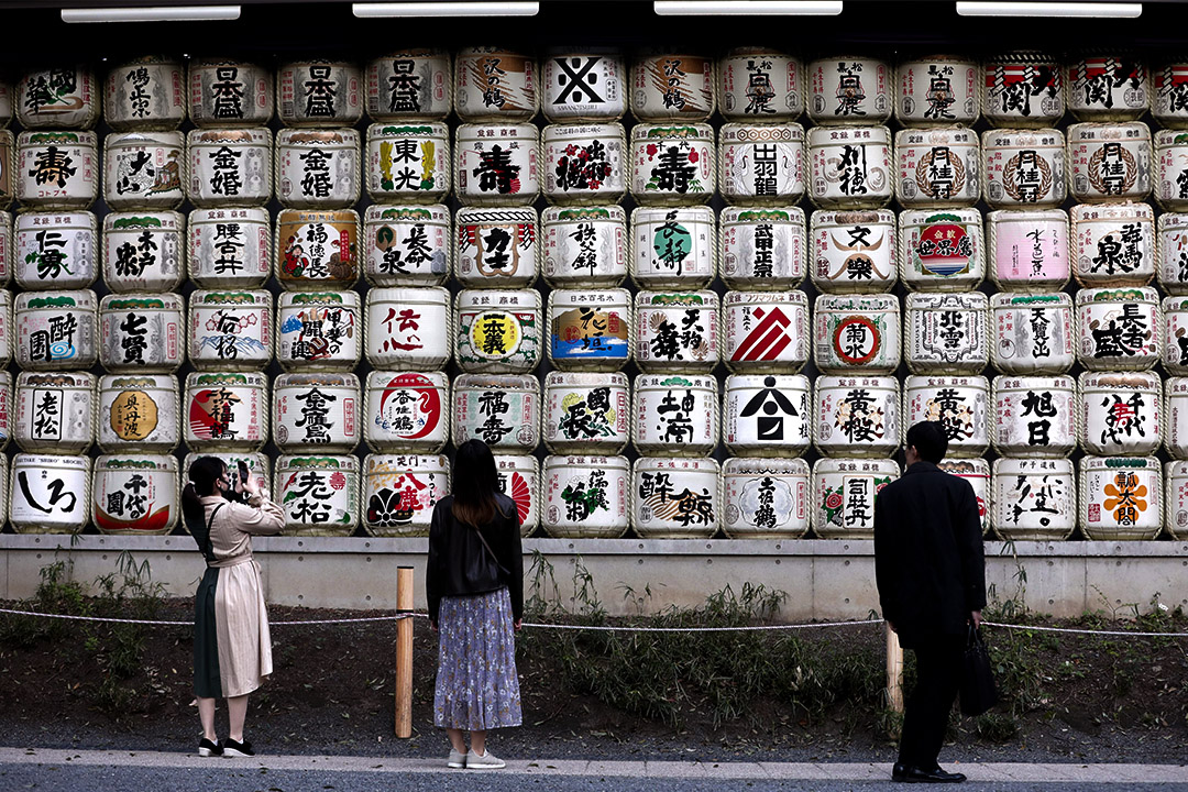 2020年4月7日东京，神社入口处排列一桶桶清酒。