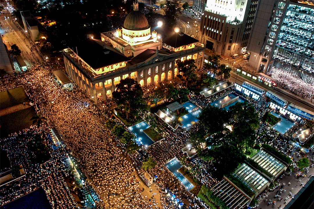 2003年7月9日，示威者聚集在香港立法会外面，抗议廿三条立法。