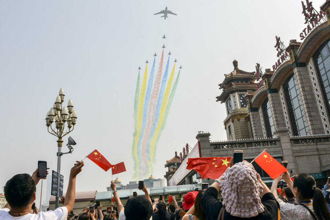 2019年10月1日，北京正在举行中华人民共和国成立七十周年的阅兵典礼，民众在北京站外观看。