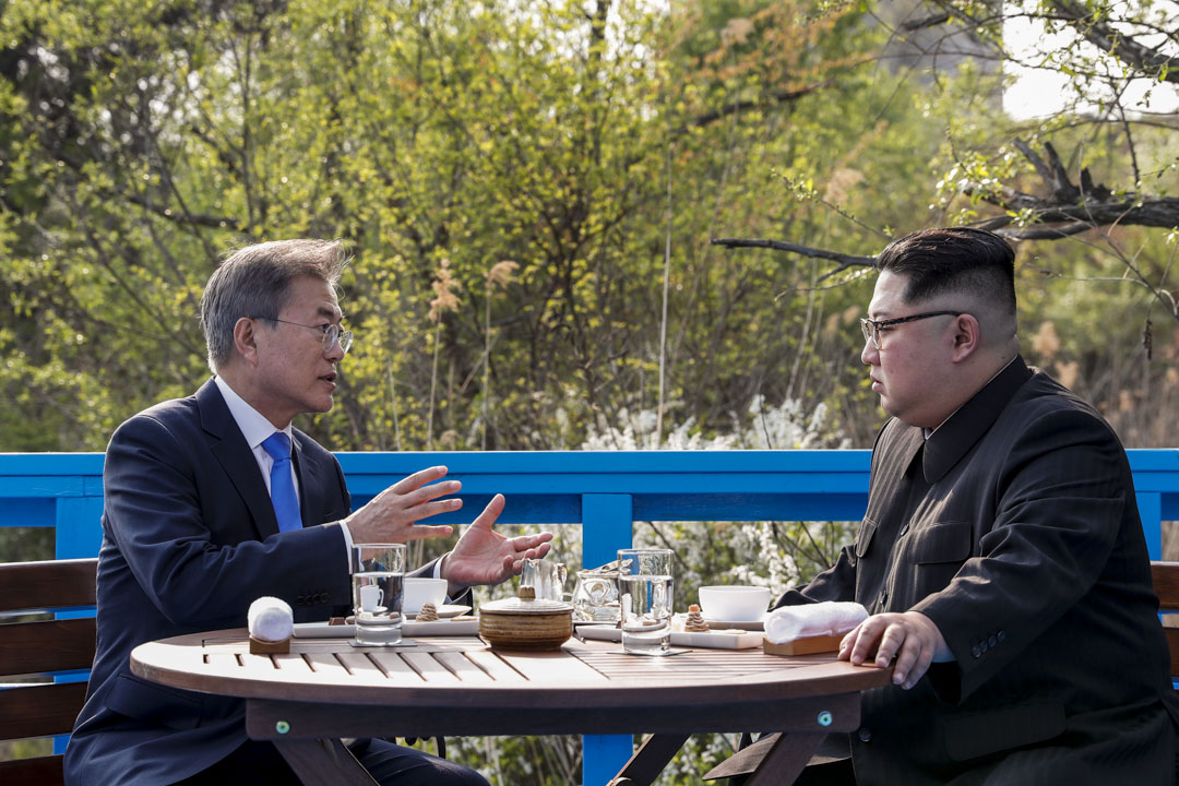 2018年4月27日，朝鲜领导人金正恩和韩国总统文在寅在朝韩首脑会议期间私下谈话。