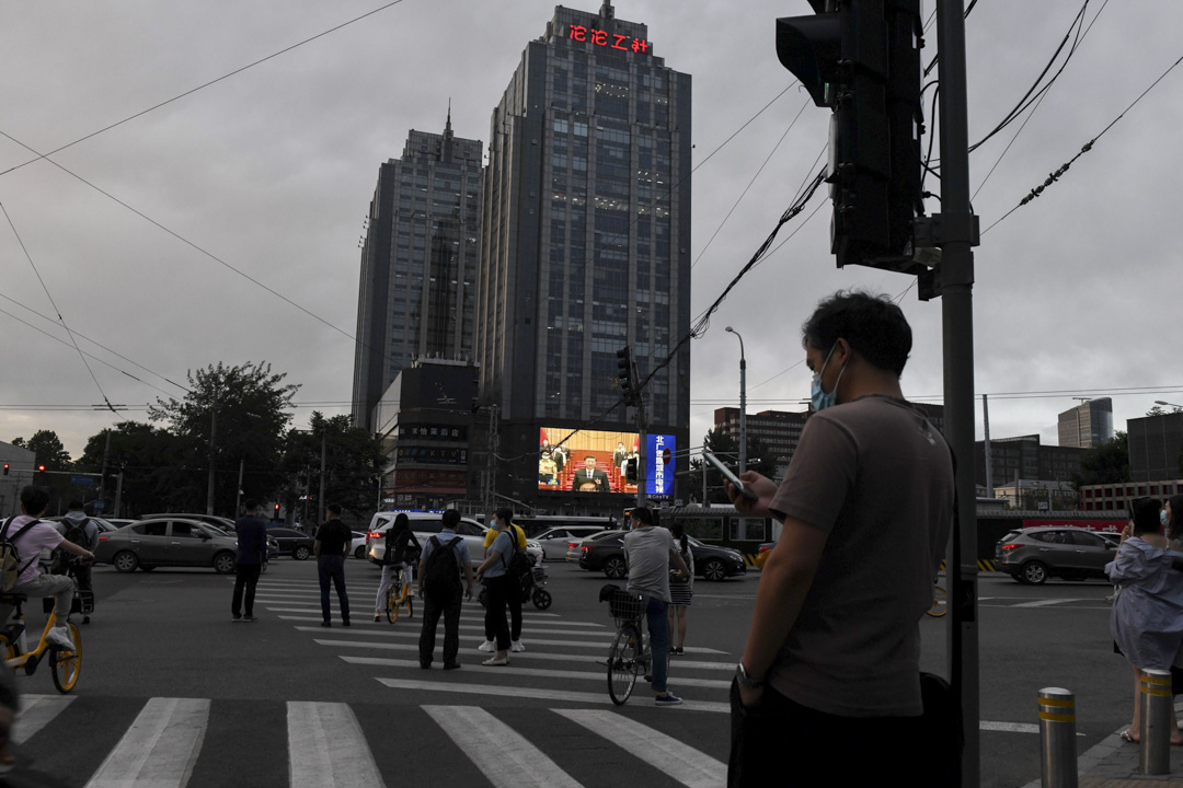 2020年5月28日，北京十字路口的巨型屏幕上播放著国家主席习近平在全国人大闭幕会议上。