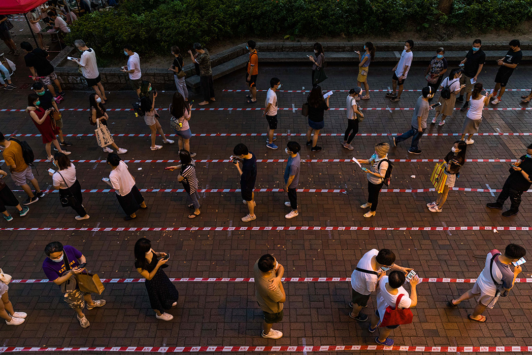 2020年7月12日，市民在大埔的票站排隊，趕在民主派35+公民投票結束前投票。