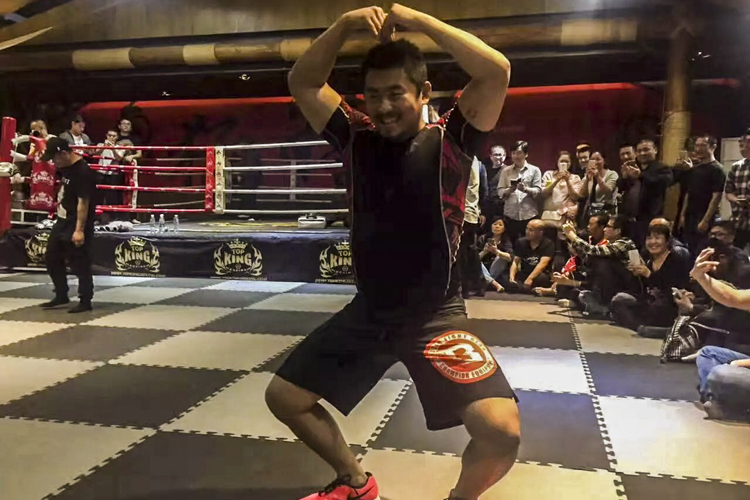 打MMA（综合格斗）出身的“格斗狂人”徐晓冬。