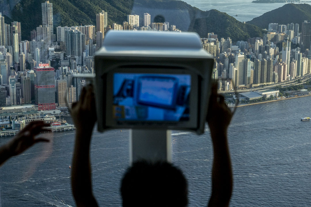 2020年6月30日，香港。“港区国安法”经全国人大常委表决通过，特首林郑月娥随后宣布，“港区国安法”会在这天稍后生效。