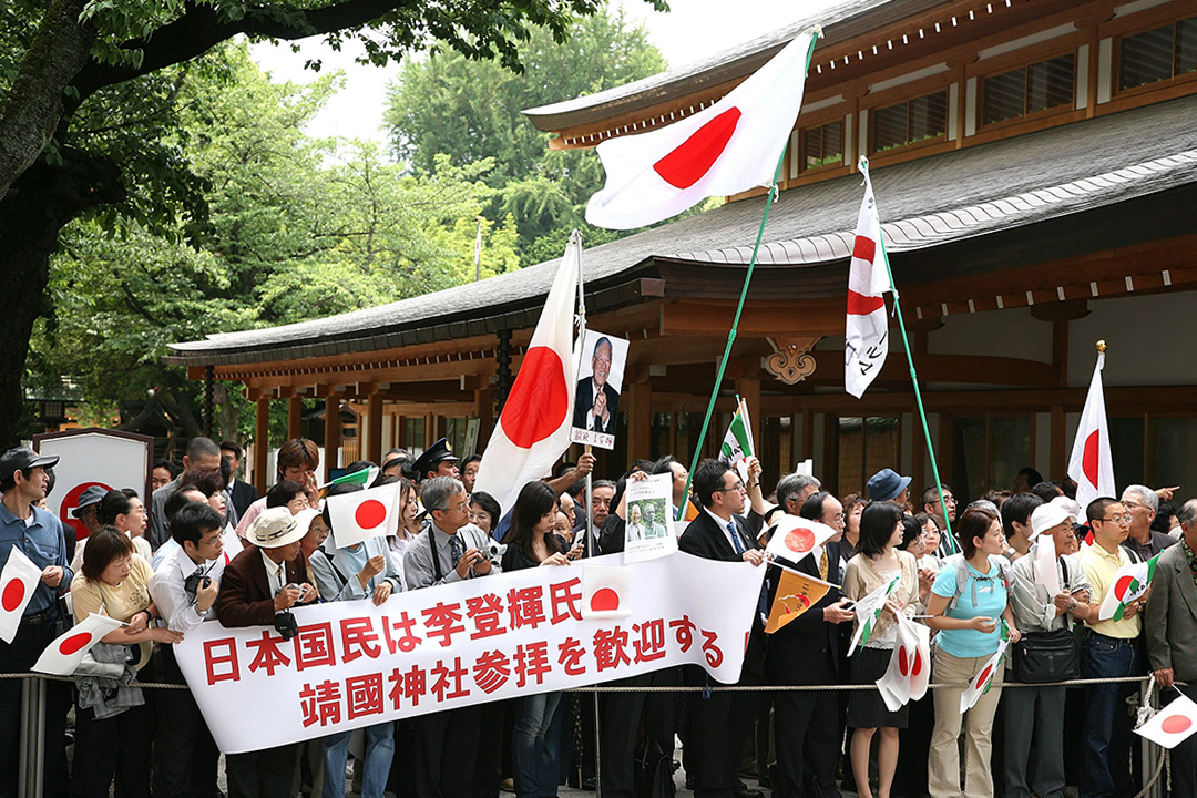 2007年6月7日日本東京，台灣前總統李登輝的支持者在靖國神社揮舞旗幟歡迎他。