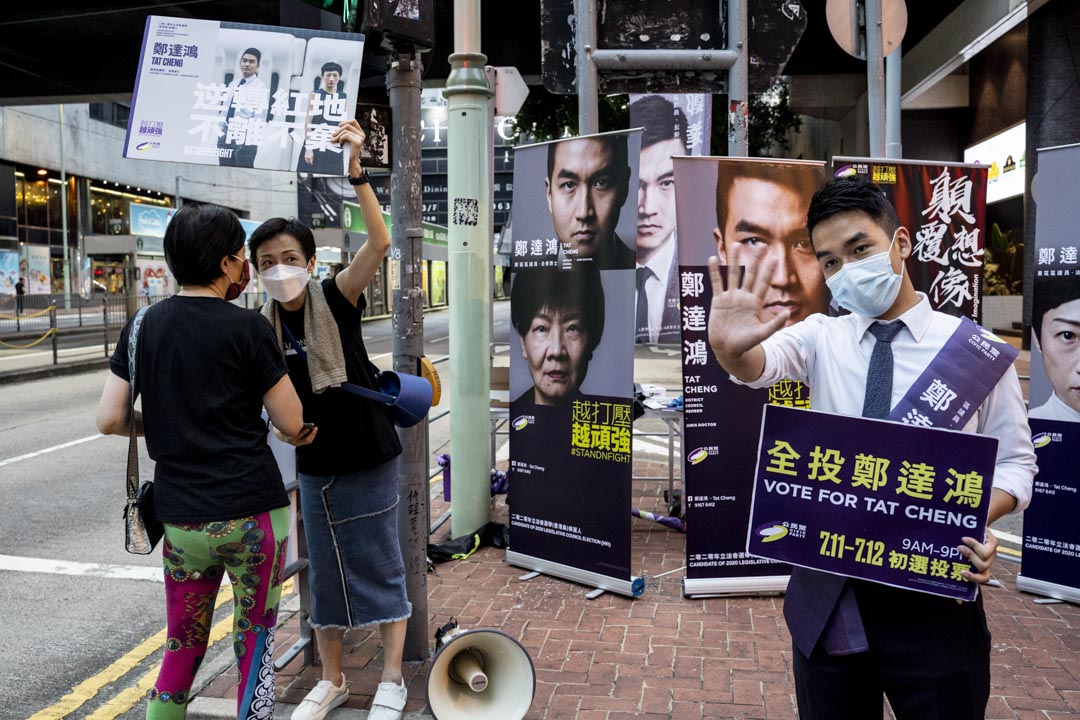 2020年7月11日，余若薇与陈淑庄协助公民党香港岛候选人郑达鸿拉票。摄：林振东/端传媒 