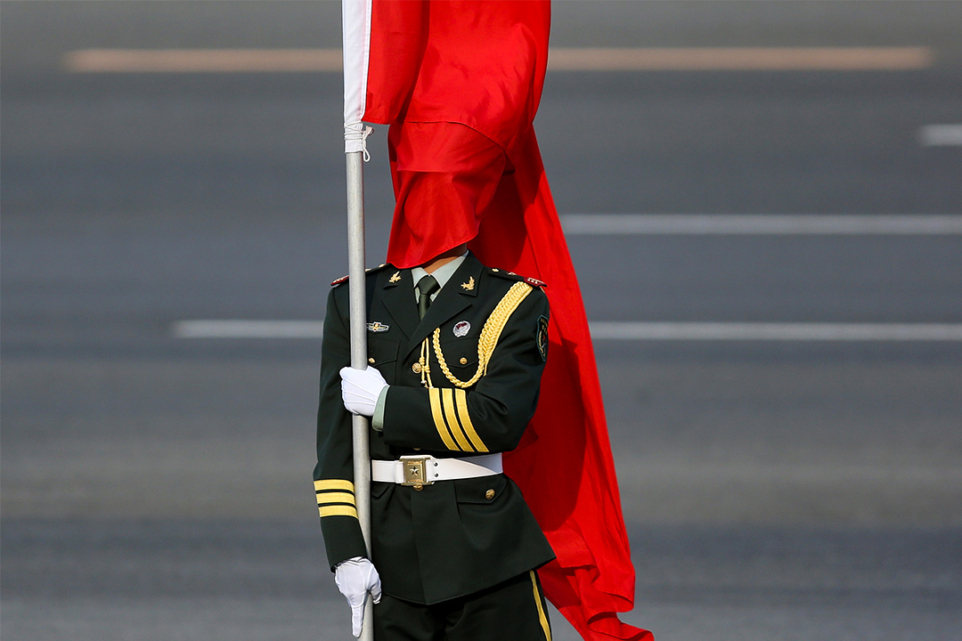 2013年4月9日北京，人民大会堂外在澳大利亚的总理朱莉娅吉拉德的欢迎仪式上，国旗吹在仪仗队的面上。