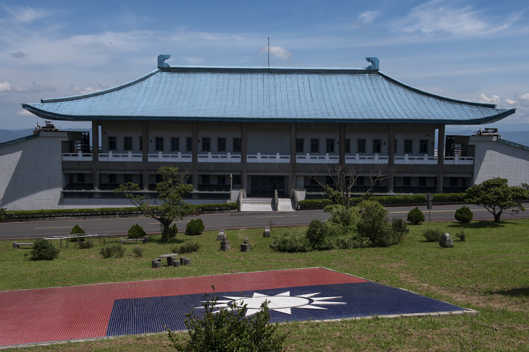 因應土葬墓位短缺，軍方新建的靈骨塔——忠靈殿。 