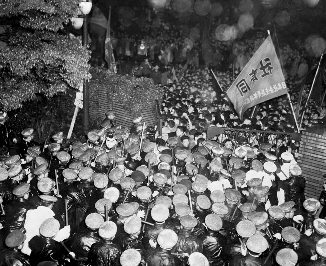 1960年5月26日，在東京首相官邸外，大批警察抵檔學生的推進。