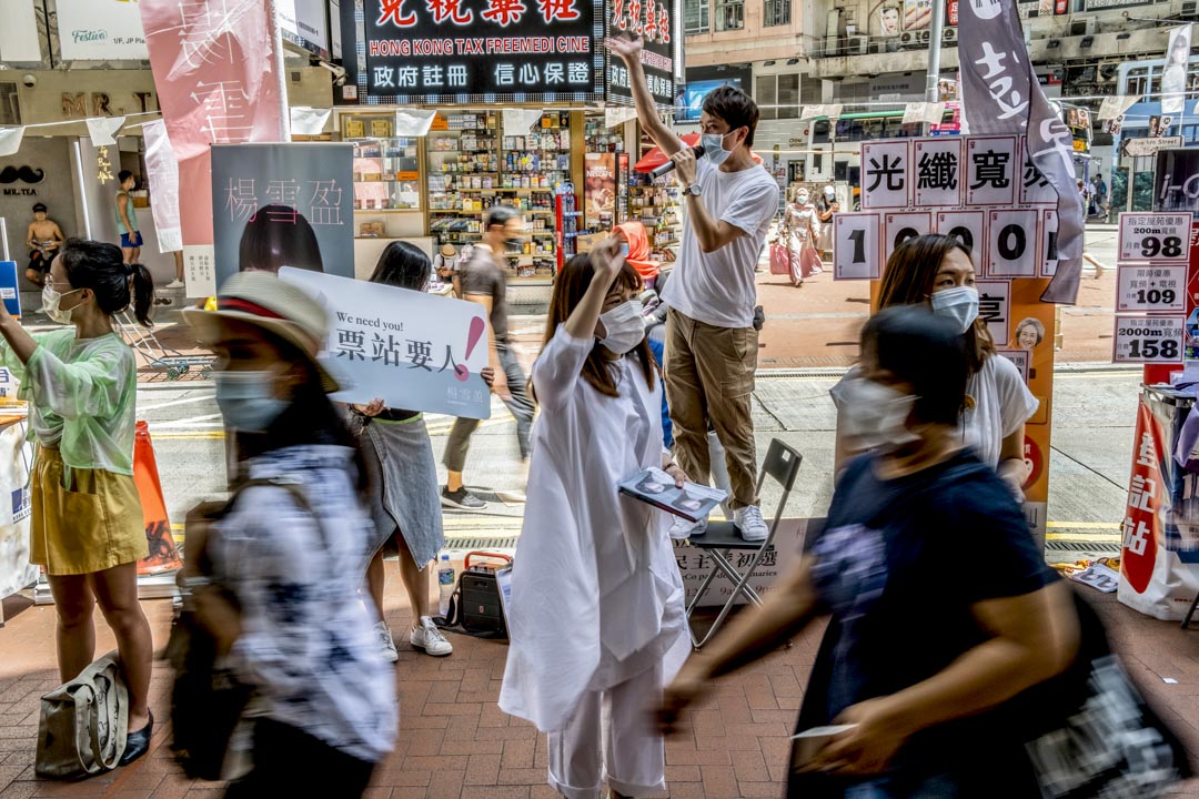 2020年7月12日，民主黨鄺俊宇協助楊雪盈在銅鑼灣宣傳。攝：廖雁雄/端傳媒   