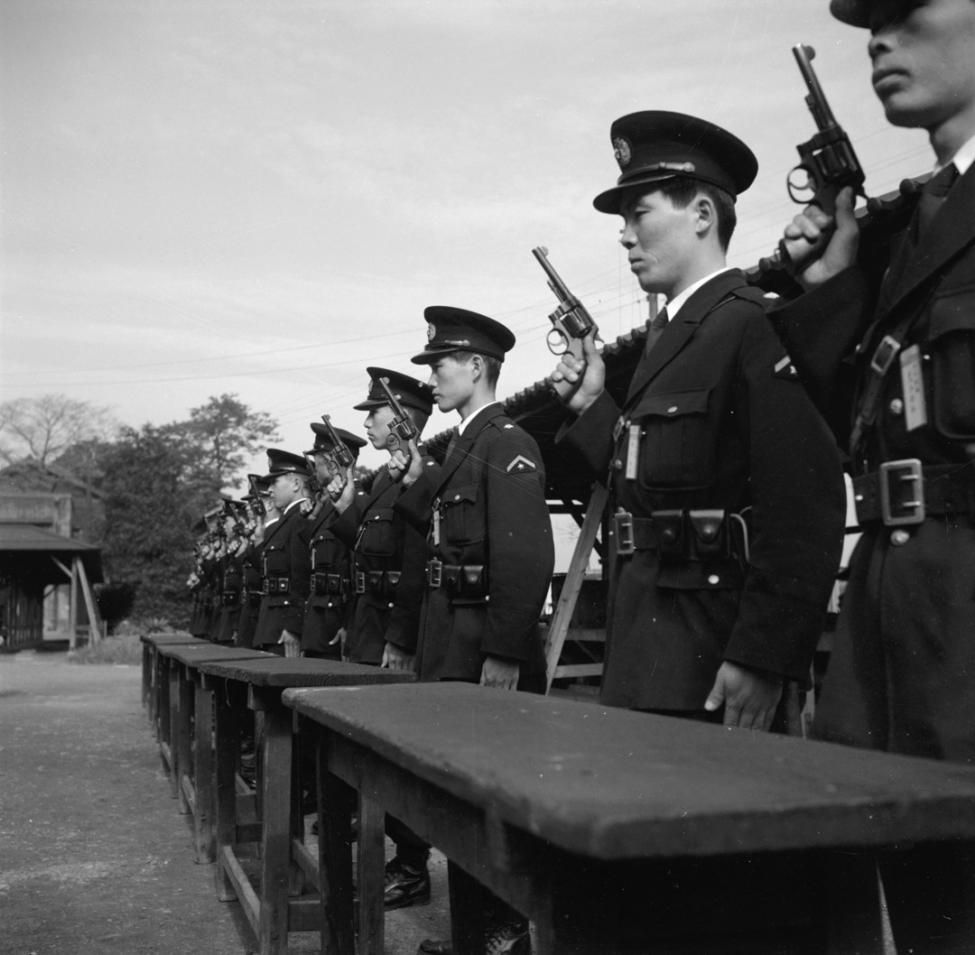 1955年，東京警察學院的學生在排隊練習射擊。