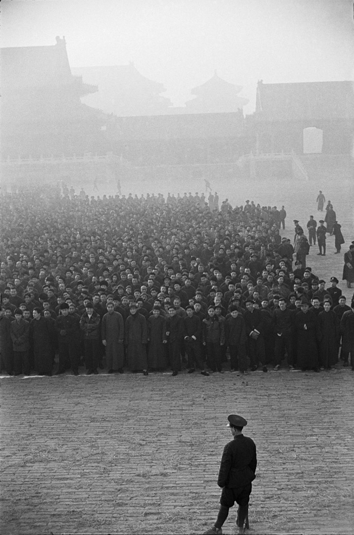 1948年12月，北平，紫禁城中，一萬個新招募的國民黨新兵正在列隊。