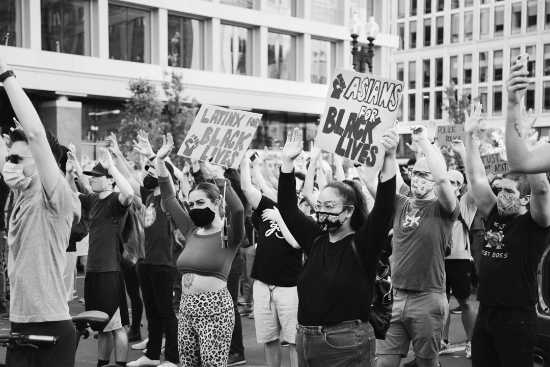 2020年6月27日，白宫前的“黑人同命广场”上，一名亚裔女性举着写有“Asians for Black Lives”的牌子，意为“亚裔与黑人同命运”。