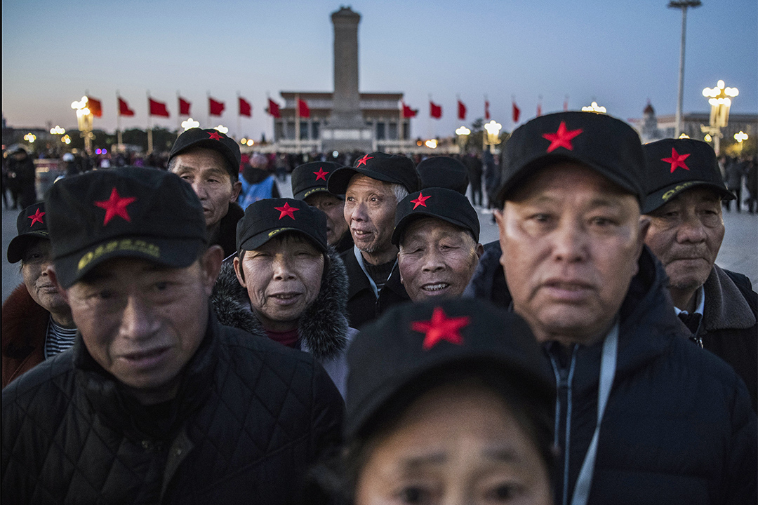 2019年3月15日北京，戴著红星帽子的中国访客在天安门广场等待每日升旗仪式。