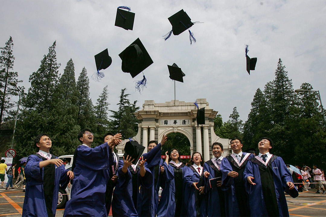 2007年7月18日清华大学毕业礼，学生把他们的毕业帽扔向空中。