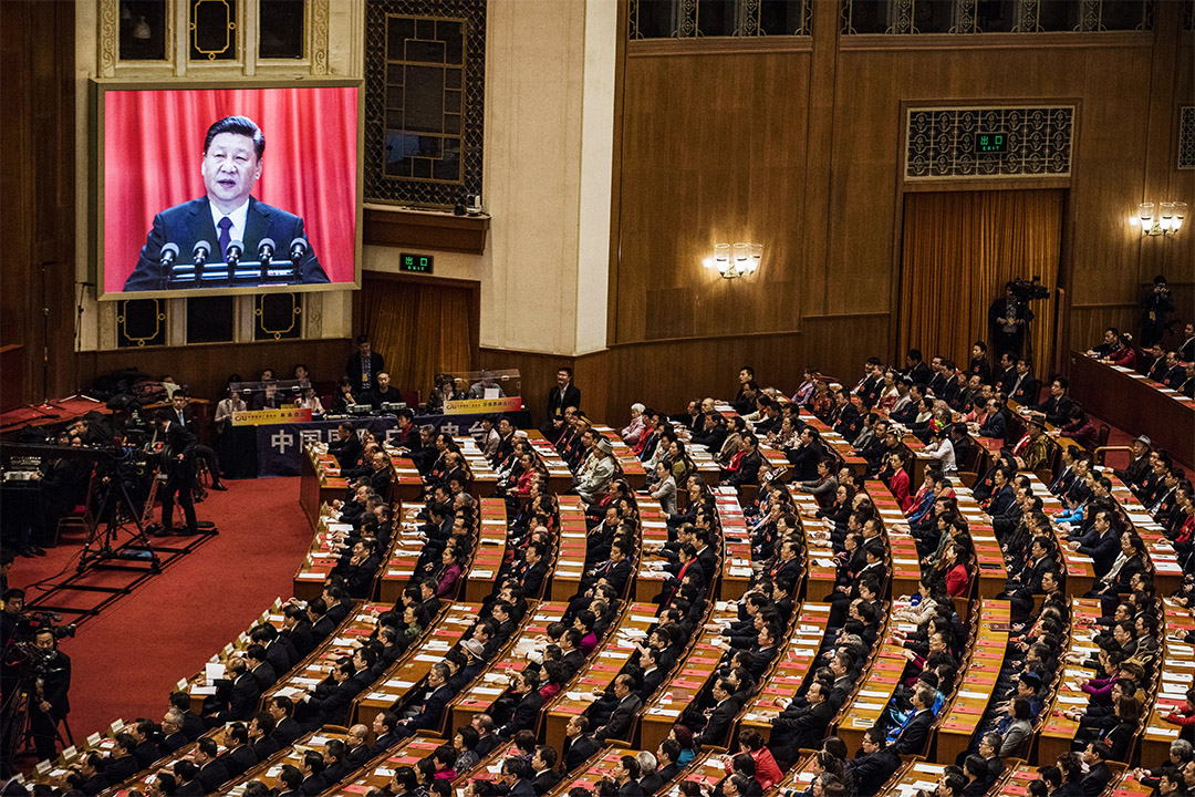 2018年3月20日北京全国人民代表大会闭幕会议上，人大代表在听取中国国家主席习近平的讲话。